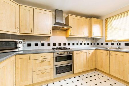 3 bedroom maisonette to rent - Photo 2