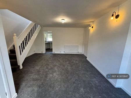 3 bedroom semi-detached house to rent - Photo 2