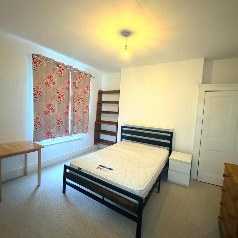 4 bedroom flat to rent - Photo 1