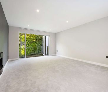Exceptional contemporary home set within private gardens on one of ... - Photo 3