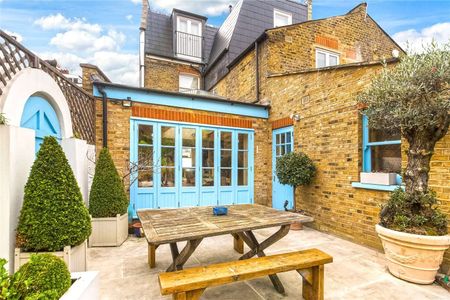 Stunning ground floor apartment with a beautiful garden and a useful outbuilding situated between the Wandsworth Bridge Road and South Park. - Photo 2