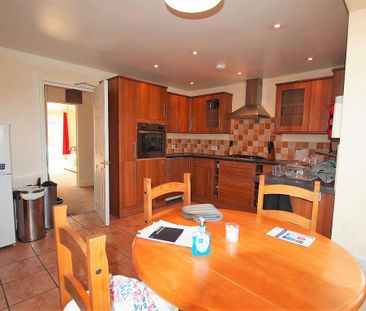 4 bedroom end of terrace house to rent - Photo 3