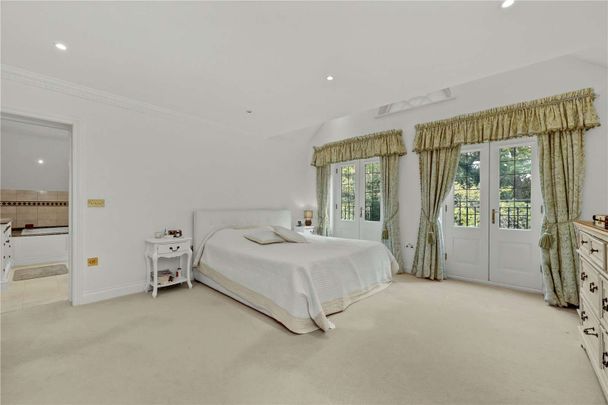 A well presented six bedroom detached family home situated in a Private Estate just 0.3 of a mile from Cobham High Street. - Photo 1