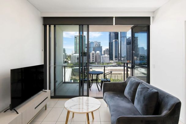 Modern Apartment with City Views in Prime South Brisbane Location - Photo 1