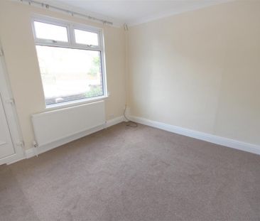 2 Bedroom House - Mid Terrace To Let - Photo 2