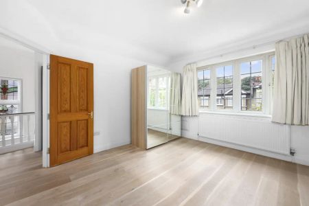 4 bedroom house in London - Photo 5