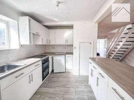 Brewster Close, Canvey Island, SS8 - Photo 4