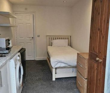 Studio Flat, London, NW9 - Photo 1