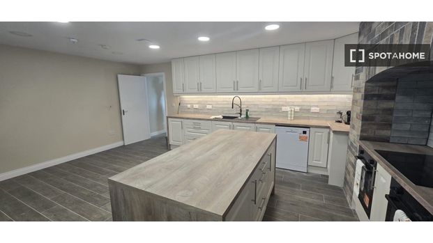 Room in shared apartment for rent in Inns Quay, Dublin - Photo 1