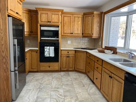 For Lease - 284 Woodland Drive, Oakville, Ontario - Photo 4