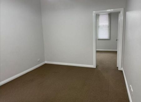 Prime inner-city location with excellent transport links - Photo 5