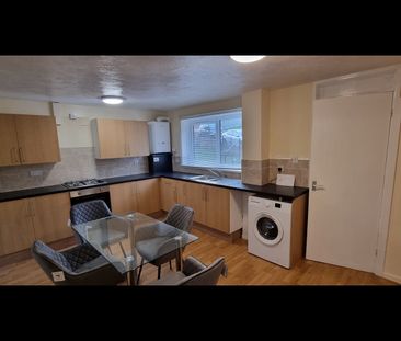 3 Bed Terraced House, Lovell Park View, LS7 - Photo 2