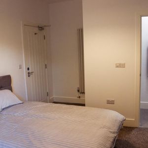 1 bedroom in a house share to rent - Photo 2