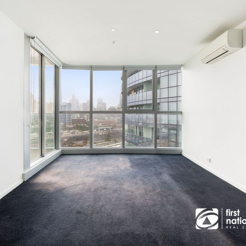 Docklands Apartment with Sky Views - Photo 1