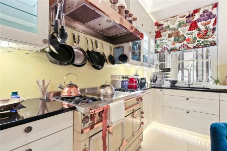 5 bedroom flat in Marylebone Road - Photo 5