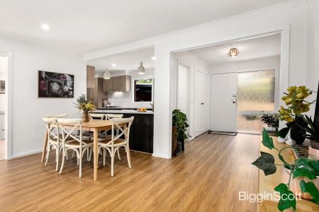 Beautifully Renovated 3-Bedroom Unit in a Prime Mount Waverley Location - Photo 2
