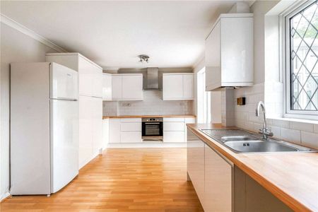 A detached family home situated in the heart of Sunningdale. - Photo 4