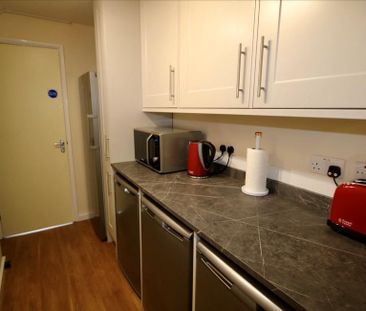 4 bedroom terraced house to rent - Photo 5
