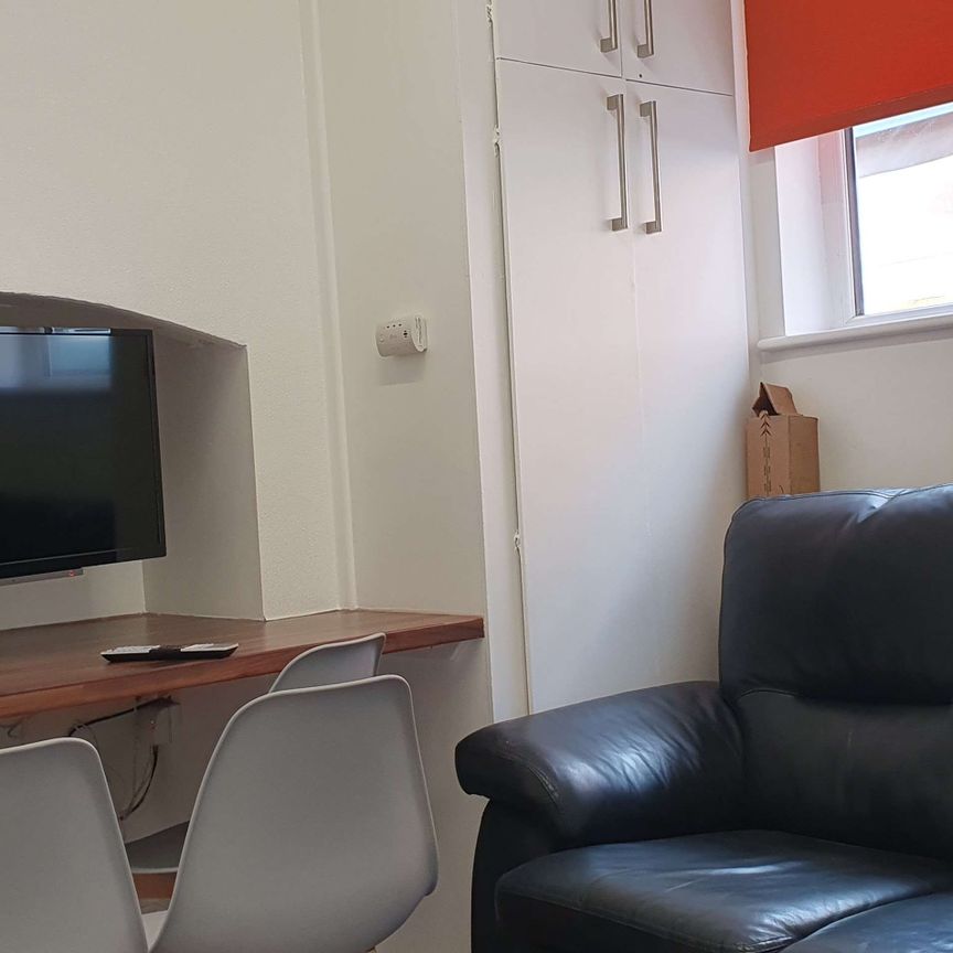 Nice, friendly house, near station Room 6 - Photo 1