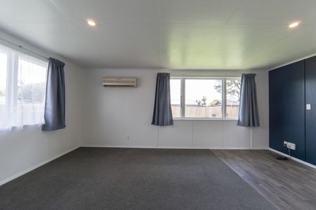 Recently Refurbished Three Bedroom - Photo 3