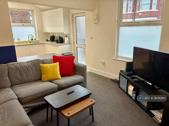 6 bedroom semi-detached house to rent - Photo 1