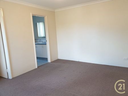 Discover the Comfort of a Modern Three-Bedroom Home with Brand-New Carpets - Photo 2