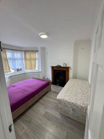 4 bedroom semi-detached house to rent - Photo 5