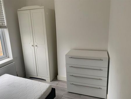 3 bedroom flat to rent - Photo 5