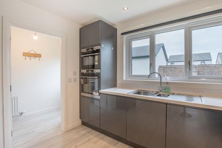 4 bedroom detached house to rent - Photo 3