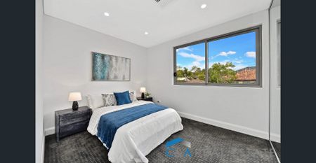 Modern 5-Bedroom, 3-Bathroom Family Duplex with Garage & Alfresco Living - Photo 4