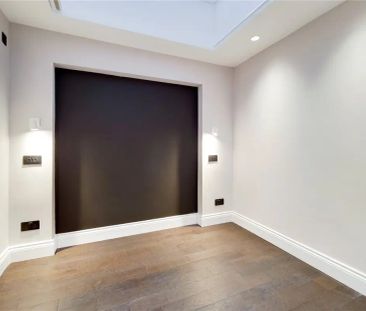 3 bedroom flat in London - Photo 4