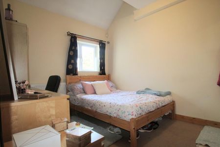 5 bedroom semi-detached house to rent - Photo 2