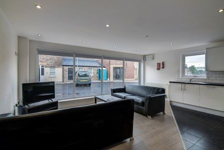 7 Bed Flat, Stonemasons Close, L7 - Photo 2