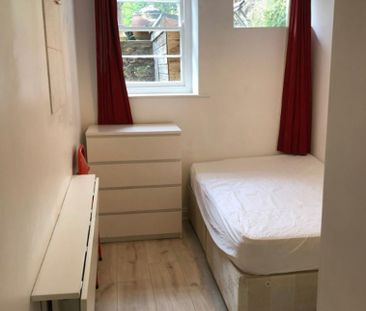 4 bedroom flat to rent - Photo 4