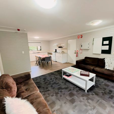 Five Bedrooms Lakeside - Photo 4