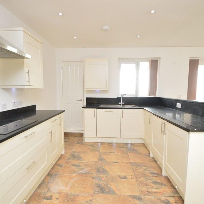 3 Bedroom Flat To Rent - Photo 1