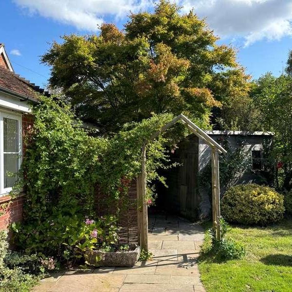 Manor Farm Cottage, Etchilhampton, SN10 - Photo 1