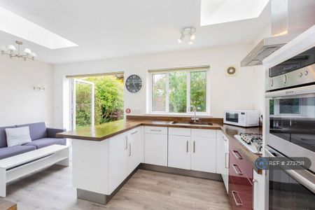 5 bedroom detached house to rent - Photo 3