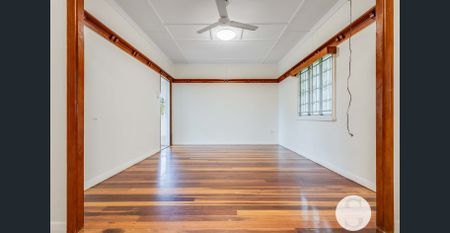 SOLID POST WAR FAMILY HOME - Photo 2