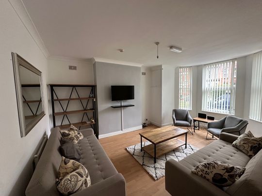 9 Bed Semi-Detached House, Brighton Grove, M14 - Photo 1