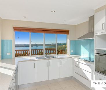 EXPANSIVE FAMILY HOME - Photo 3