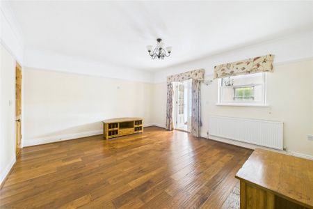 2 bedroom Bungalow in Finchampstead Road, Wokingham - Photo 4