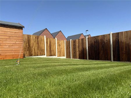 A newly built three bedroom house in the popular Beaulieu Park development - Photo 2