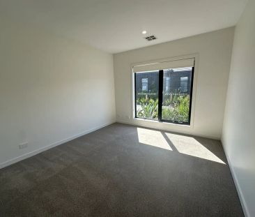 10/8 Faro Street, Point Cook VIC 3030 - Photo 5