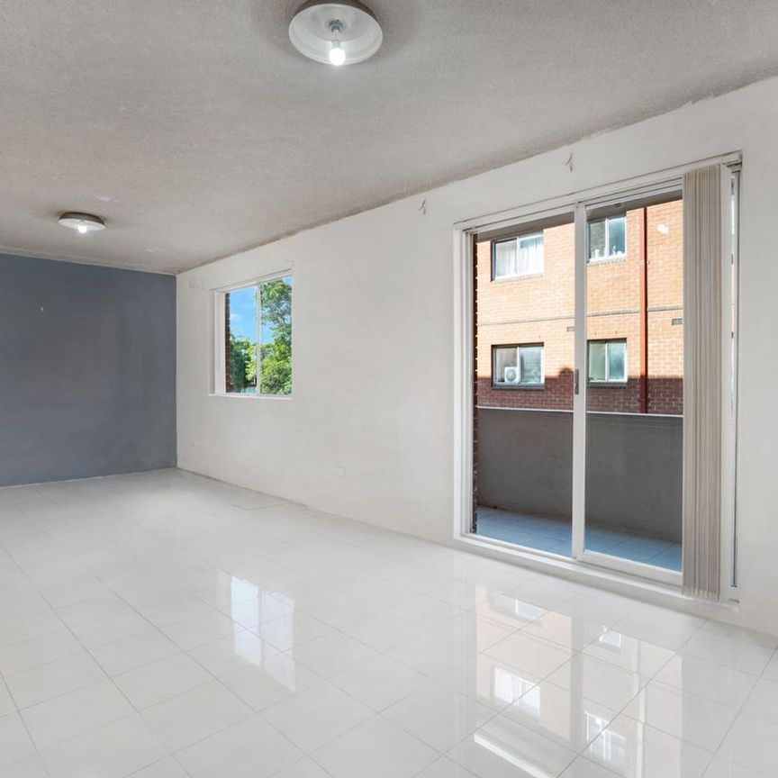 WALK TO THE SHOPS! - Photo 1