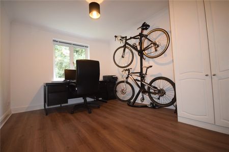 2 bedroom Flat in Old Forest Road, Wokingham - Photo 3