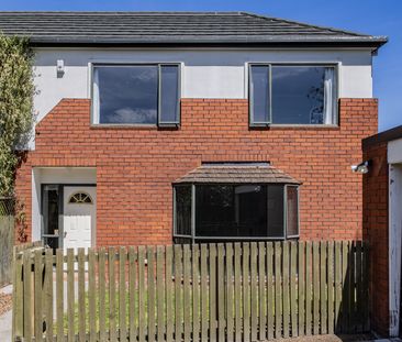 3 bedroom home in St Albans double garage - Photo 1
