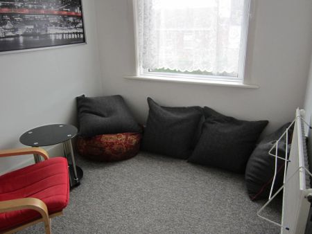 To Rent Kinson Road, Wallisdown, Bournemouth, BH10 £1,800 pcm Tenancy Info - Photo 3