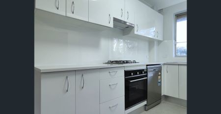 Close to transport, shops & Uni! - Photo 3