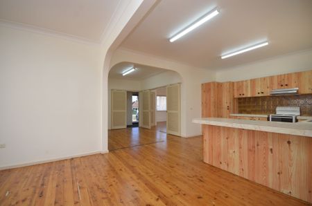 Well Presented Family Home!! - Photo 2